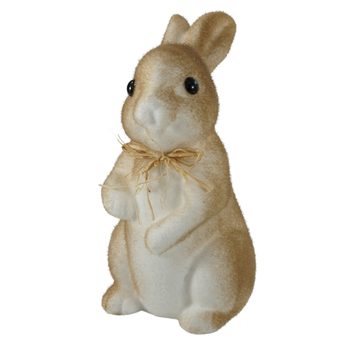 Detale flokowanej figurki zająca w kolorze brązowym ze słomkową kokardą. Wielkanocna dekoracja o wysokości 26 cm.