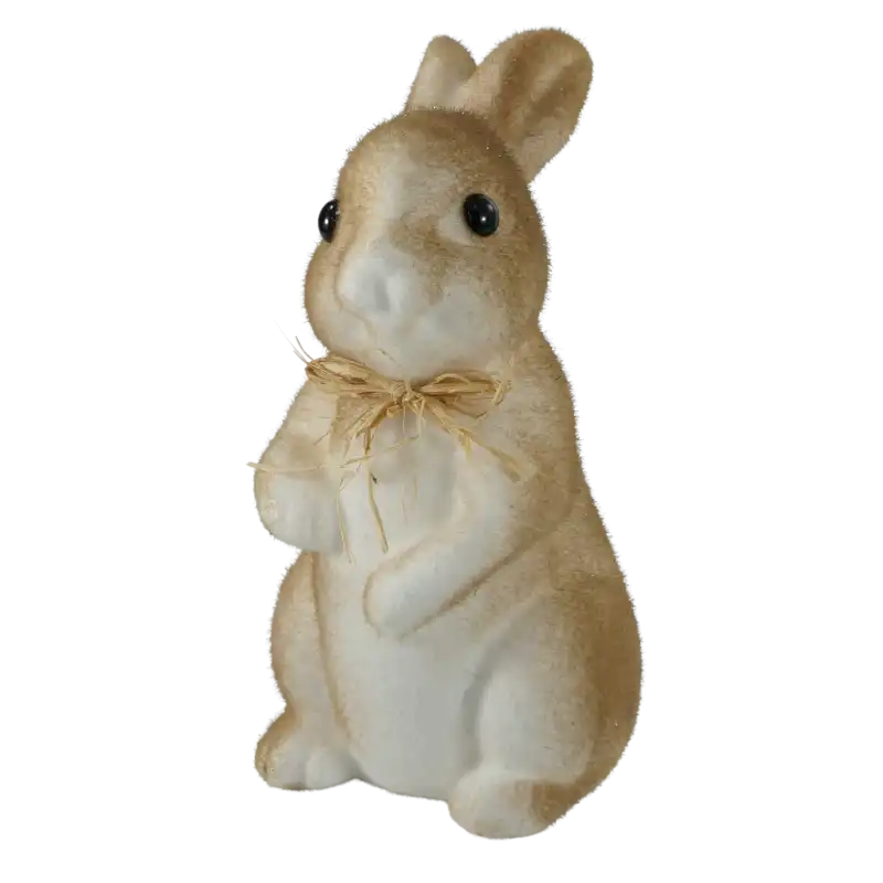 Detale flokowanej figurki zająca w kolorze brązowym ze słomkową kokardą. Wielkanocna dekoracja o wysokości 26 cm.