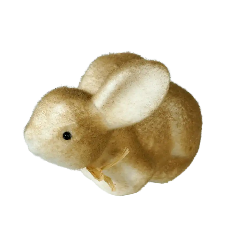 Zbliżenie na flokowanego zająca w brązowym kolorze. Miękka struktura i słomkowa wstążka nadają mu naturalny charakter.