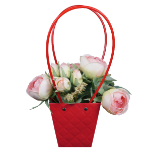 Czerwona pikowana torebka na kwiaty 34 cm wypełniona sztucznymi różami. Elegancka oprawa bukietów z uchwytami, idealna do dekoracji wnętrz.