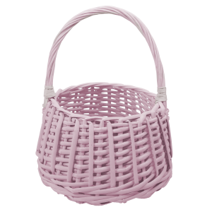 Pusty kosz wiklinowy w pastelowym różowym kolorze z widocznym splotem i rączką, prezentujący zwężany ku górze design.