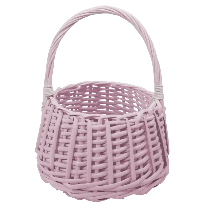 Pusty kosz wiklinowy w pastelowym różowym kolorze z widocznym splotem i rączką, prezentujący zwężany ku górze design.