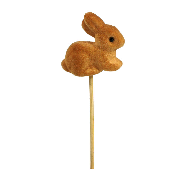 Brązowy zajączek na piku o całkowitej wysokości 17 cm. Flokowana figurka na patyczku, idealna do wiosennych aranżacji.