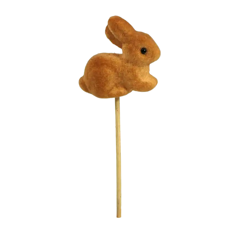 Brązowy zajączek na piku o całkowitej wysokości 17 cm. Flokowana figurka na patyczku, idealna do wiosennych aranżacji.