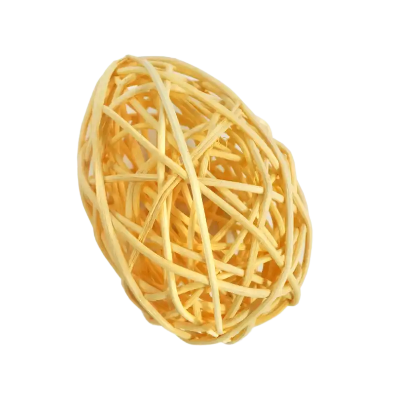 Zbliżenie na pojedynczą pisankę wykonaną z naturalnego rattanu w odcieniu pomarańczowym. Ażurowa faktura jajka o wysokości 8 cm doskonale uzupełnia wielkanocne aranżacje i dekoracje wnętrz.