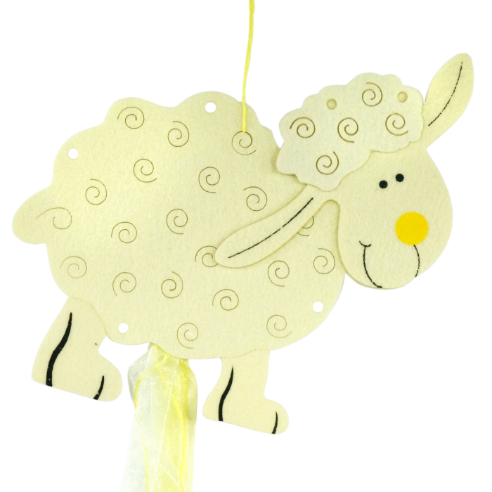 Zbliżenie na filcową zawieszkę z owieczką o wymiarach 24 cm x 24 cm. Całość ma 80 cm długości i pastelowe kolory.