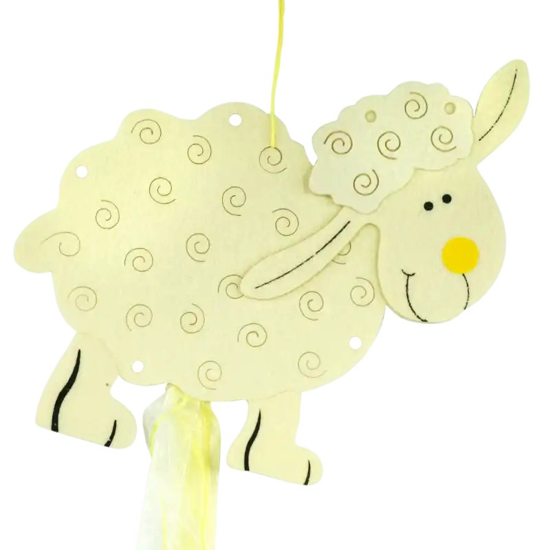 Zbliżenie na filcową zawieszkę z owieczką o wymiarach 24 cm x 24 cm. Całość ma 80 cm długości i pastelowe kolory.