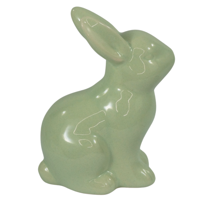 Figurka zająca w pastelowym odcieniu zieleni, wykonana z ceramiki, prezentuje się w ujęciu z boku na jednolitym tle.