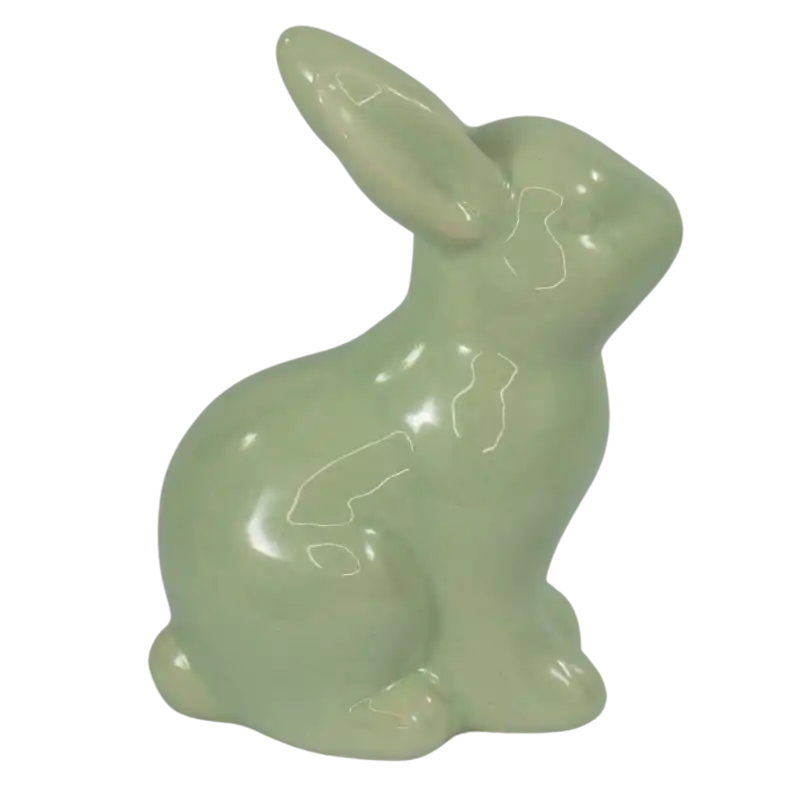 Figurka zająca w pastelowym odcieniu zieleni, wykonana z ceramiki, prezentuje się w ujęciu z boku na jednolitym tle.