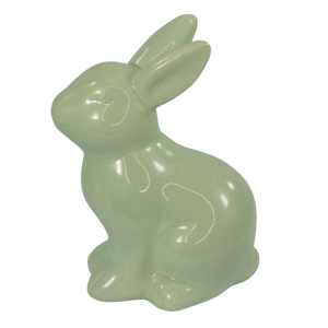 Ceramiczny zajączek w kolorze zielonym, ustawiony w pozycji siedzącej, idealnie komponuje się z wiosennymi dekoracjami w domu.