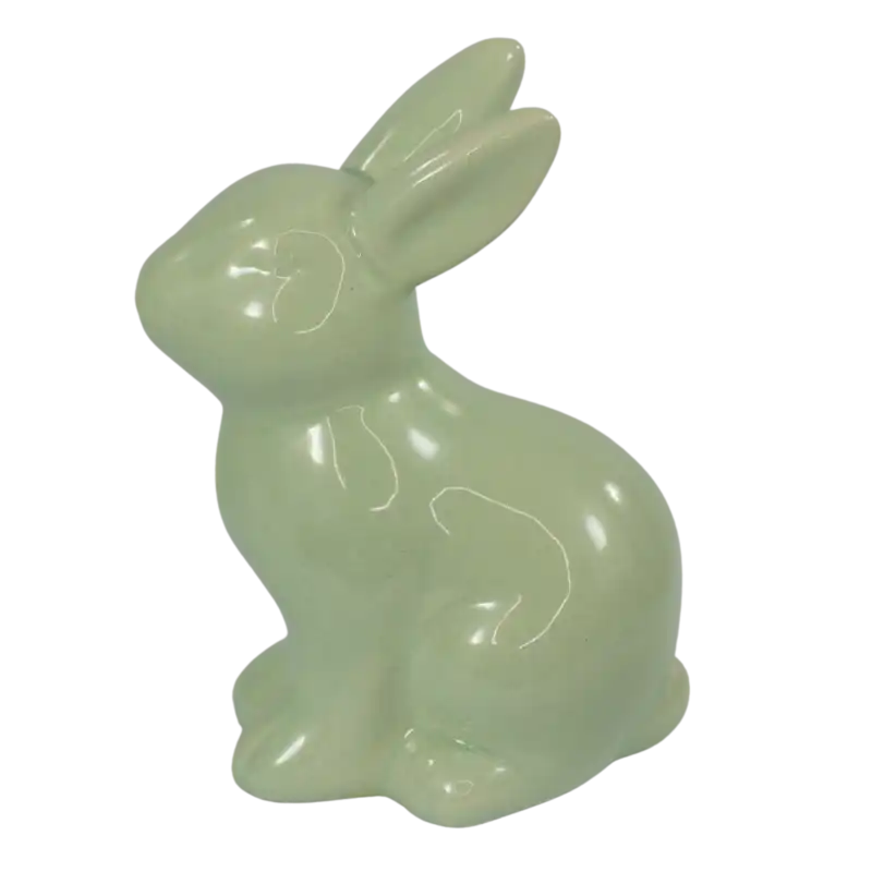 Ceramiczny zajączek w kolorze zielonym, ustawiony w pozycji siedzącej, idealnie komponuje się z wiosennymi dekoracjami w domu.
