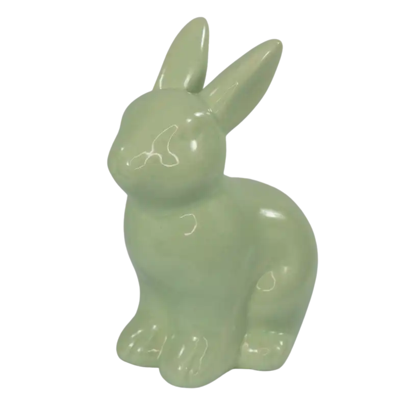 Zbliżenie na ceramiczną figurkę zająca w kolorze zielonym, ukazująca gładką fakturę oraz prostą formę dekoracji wielkanocnej.