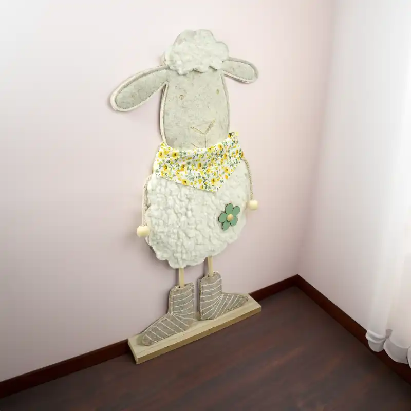 Wielkanocna figurka owieczki ustawiona w rogu pokoju. Dekoracja o wysokości 50 cm wprowadza wiosenny klimat do wnętrza.