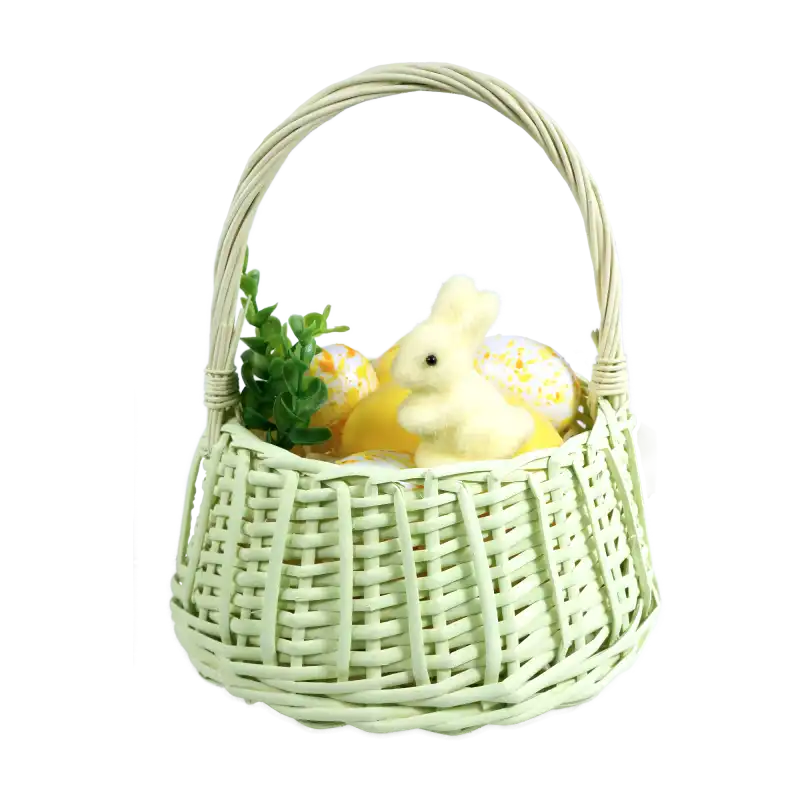 Pastelowy zielony koszyk wypełniony dekoracyjnymi jajkami oraz zieloną gałązką. Widoczny profil kosza.