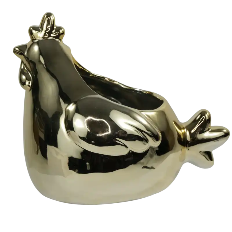 Ceramiczna osłonka w kształcie kury o złotym, lustrzanym kolorze. Widoczny profil dekoracji z otworem na kwiaty.