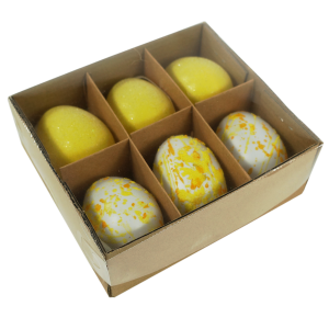 Zestaw 6 wielkanocnych pisanek zawieszek o wysokości 6 cm w słonecznych żółtych kolorach, zapakowanych w estetyczne pudełko z okienkiem.