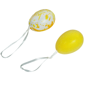 Zbliżenie na dwie wielkanocne pisanki zawieszki o wysokości 6 cm, jedna w kolorze żółtym, druga z żółtymi plamkami na białym tle.