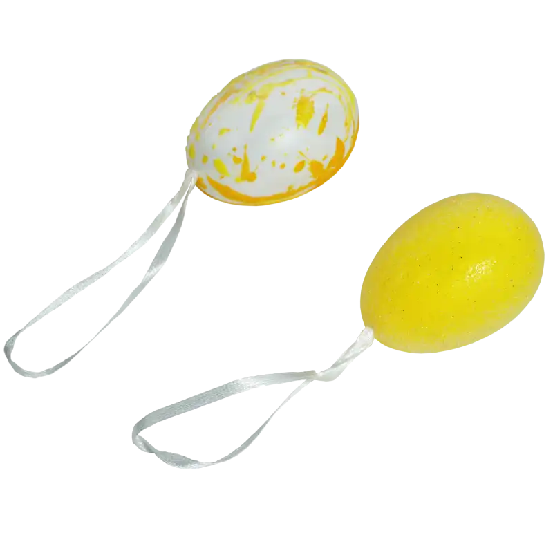 Zbliżenie na dwie wielkanocne pisanki zawieszki o wysokości 6 cm, jedna w kolorze żółtym, druga z żółtymi plamkami na białym tle.
