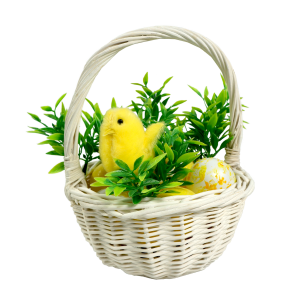 Wielkanocna aranżacja z użyciem pisanek zawieszek 6 cm w białym koszyczku z zielonymi gałązkami i figurką żółtego kurczaczka.