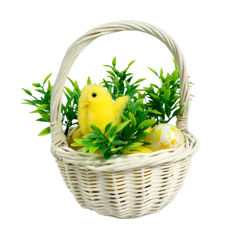 Wielkanocna aranżacja z użyciem pisanek zawieszek 6 cm w białym koszyczku z zielonymi gałązkami i figurką żółtego kurczaczka.