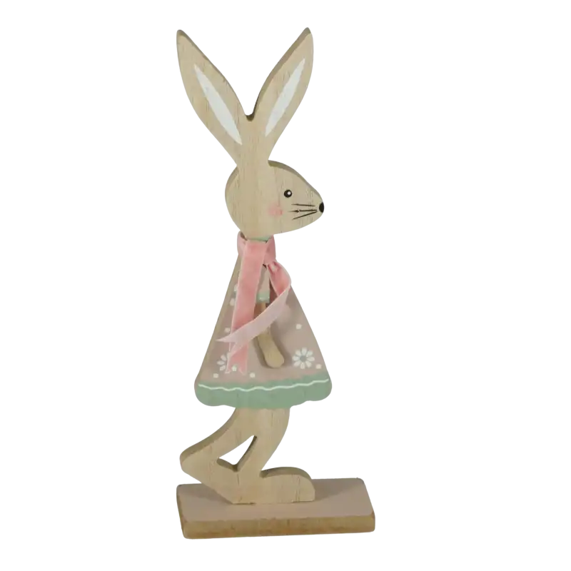 Drewniany zajączek dziewczynka o wysokości 24 cm z różowym szalikiem i zdobieniami. Prezentowana figurka wielkanocna stoi na stabilnej podstawie.