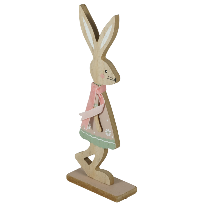 Zbliżenie na drewnianą figurkę zajączka dziewczynki z widocznym różowym szalikiem i wiosennym strojem. Dekoracja wielkanocna o wysokości 24 cm.