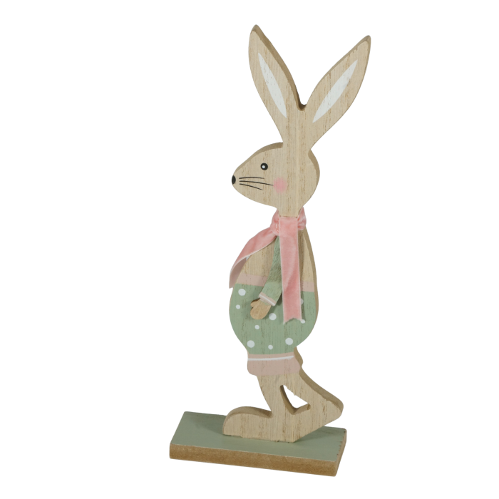 Drewniany zajączek chłopiec o wysokości 24 cm z różowym szalikiem i zielonymi spodenkami w kropki, ustawiony na stabilnej podstawie.