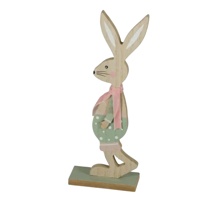 Drewniany zajączek chłopiec o wysokości 24 cm z różowym szalikiem i zielonymi spodenkami w kropki, ustawiony na stabilnej podstawie.
