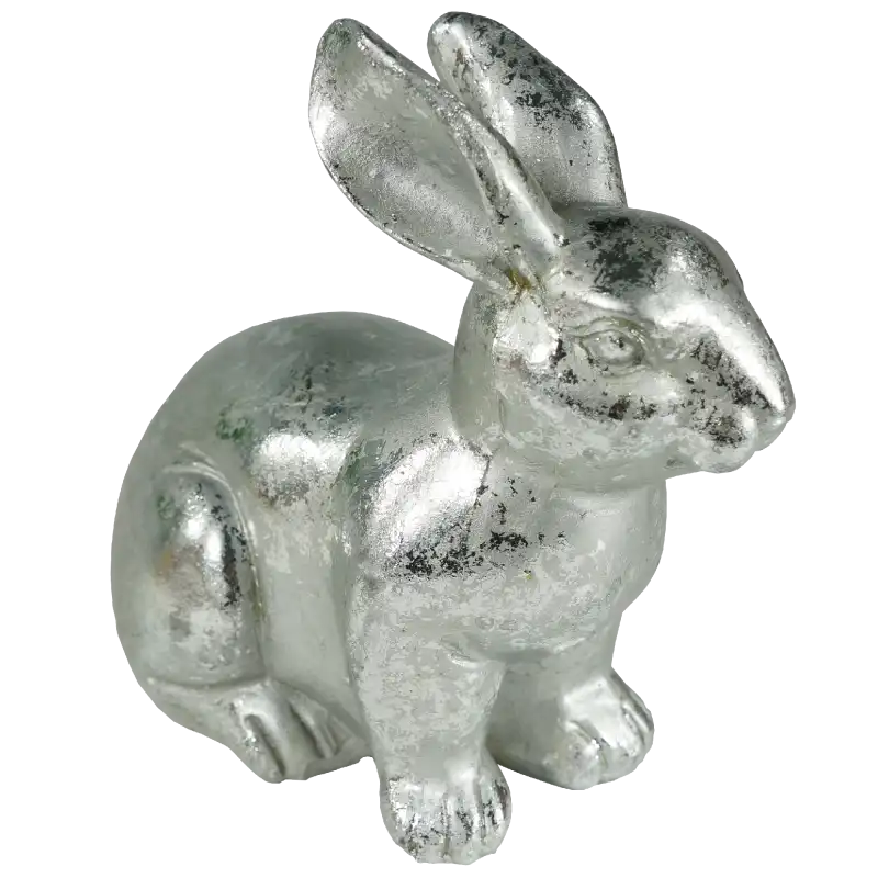 Ceramiczny zając w odcieniu postarzanego srebra. Figurka ustawiona w prawą stronę, ukazująca minimalistyczny kształt i dekoracyjny blask wykończenia.