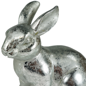 Szczegółowe zbliżenie na głowę ceramicznego zajączka. Wyraźnie widoczny efekt postarzanego srebra na uszach i pysku figurki o wymiarach 11x13 cm.