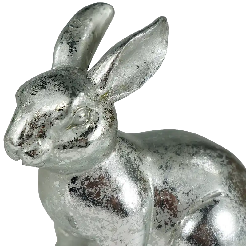 Szczegółowe zbliżenie na głowę ceramicznego zajączka. Wyraźnie widoczny efekt postarzanego srebra na uszach i pysku figurki o wymiarach 11x13 cm.