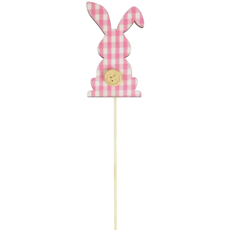 Drewniany zajączek w różową kratkę na piku o wysokości 28 cm. Ozdoba posiada dekoracyjny drewniany guzik i patyczek do stroików wielkanocnych.
