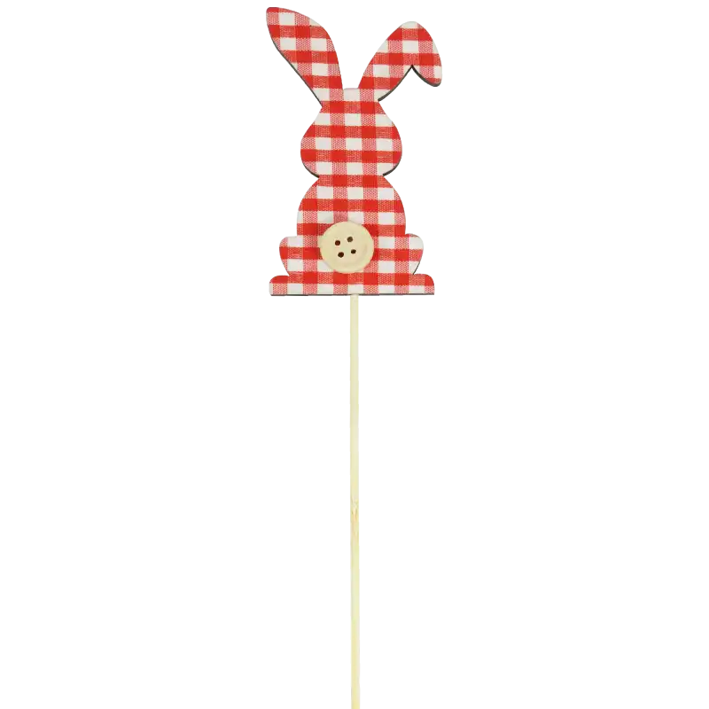 Czerwony zajączek w kratkę o wysokości 28 cm na długim drewnianym piku, ozdobiony naturalnym guzikiem, widoczny na wprost na białym tle.