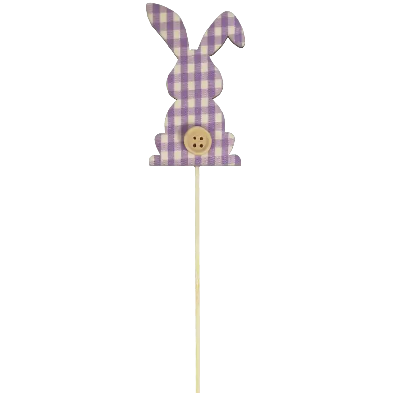 Fioletowy zajączek w kratkę na długim piku o wysokości 28 cm z ozdobnym drewnianym guzikiem, idealny do stroików wielkanocnych.
