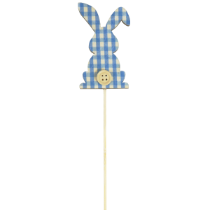 Drewniany niebieski zajączek w kratkę o wysokości 28 cm na długim piku, ozdobiony jasnym drewnianym guzikiem, idealny do wiosennych kompozycji.