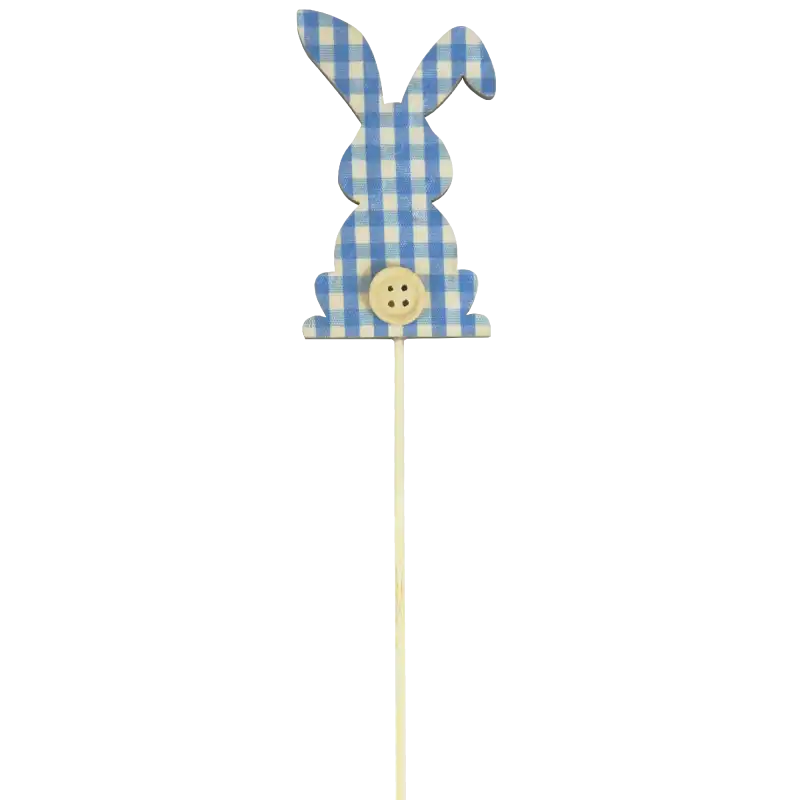 Drewniany niebieski zajączek w kratkę o wysokości 28 cm na długim piku, ozdobiony jasnym drewnianym guzikiem, idealny do wiosennych kompozycji.