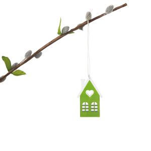 Zielony domek zawieszony na gałązce z baziami. Dekoracja o wysokości 8 cm prezentuje się minimalistycznie i naturalnie w aranżacji wnętrz.