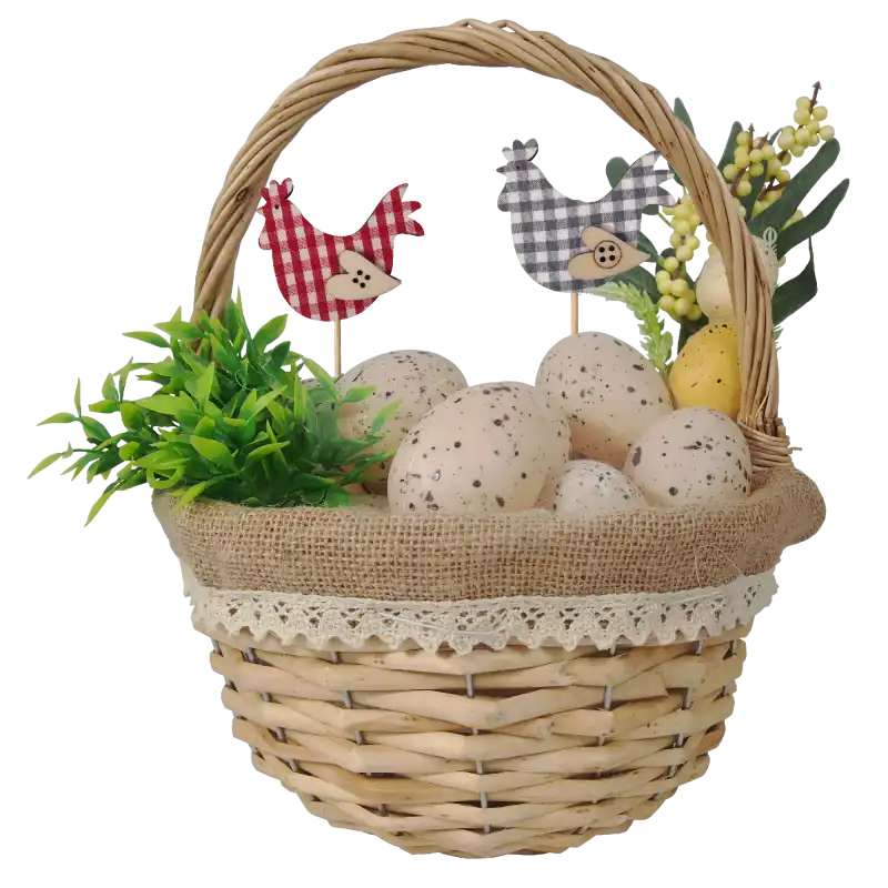 Wielkanocny koszyk z jajkami i kurczaczki na piku. Czerwona kura wkomponowana w naturalną aranżację świątecznego stołu.