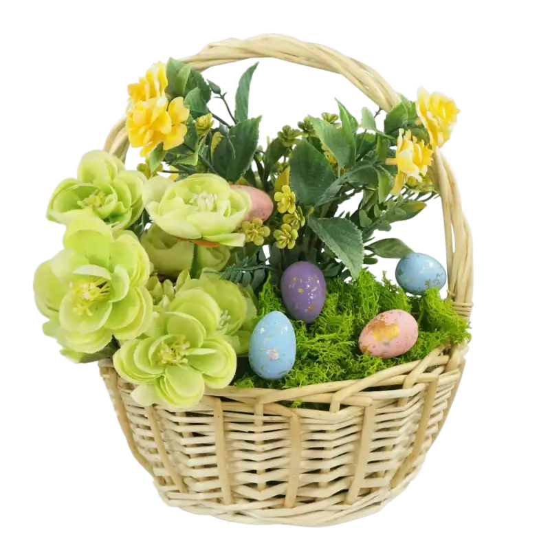 Wielkanocny kosz wiklinowy 26 cm w kolorze naturalnym wypełniony sztucznymi kwiatami, mchem i ozdobnymi pisankami.