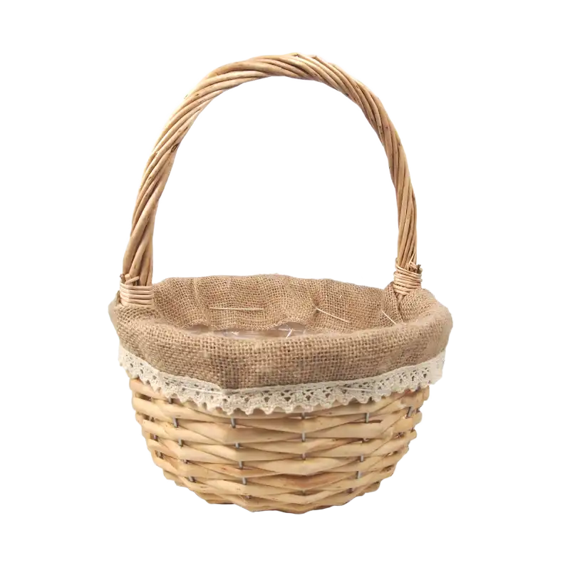Detal naturalnego kosza wiklinowego z widoczną folią ochronną wewnątrz. Brzeg kosza wykończony jutowym materiałem i jasną koronką.