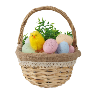 Naturalny okrągły kosz wiklinowy o średnicy 21 cm z jutowym wykończeniem i koronką. Wypełniony wielkanocnymi jajkami oraz zieloną dekoracją, idealny na święconkę.