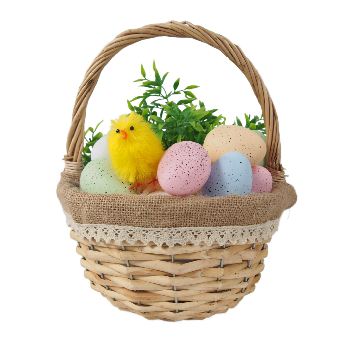 Naturalny okrągły kosz wiklinowy o średnicy 21 cm z jutowym wykończeniem i koronką. Wypełniony wielkanocnymi jajkami oraz zieloną dekoracją, idealny na święconkę.