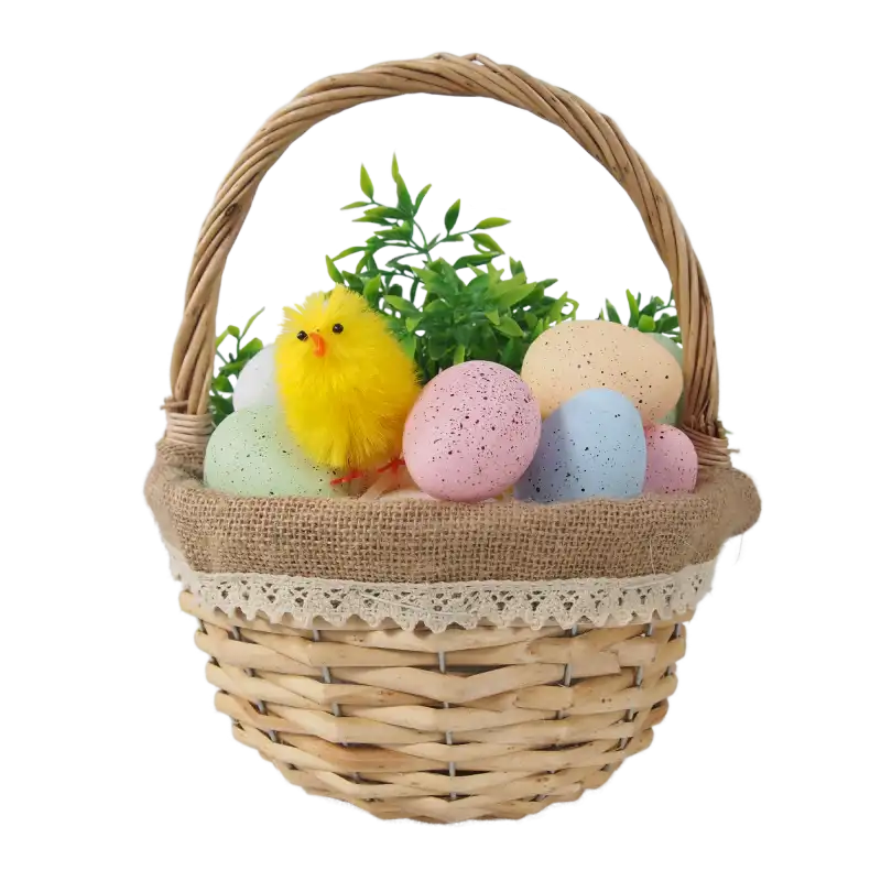 Naturalny okrągły kosz wiklinowy o średnicy 21 cm z jutowym wykończeniem i koronką. Wypełniony wielkanocnymi jajkami oraz zieloną dekoracją, idealny na święconkę.