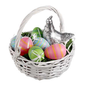 Aranżacja wielkanocna w białym koszu wiklinowym 21 cm. Wnętrze wypełnione mchem, kolorowymi pisankami oraz figurką kury, co stanowi inspirację na wiosenny stroik.