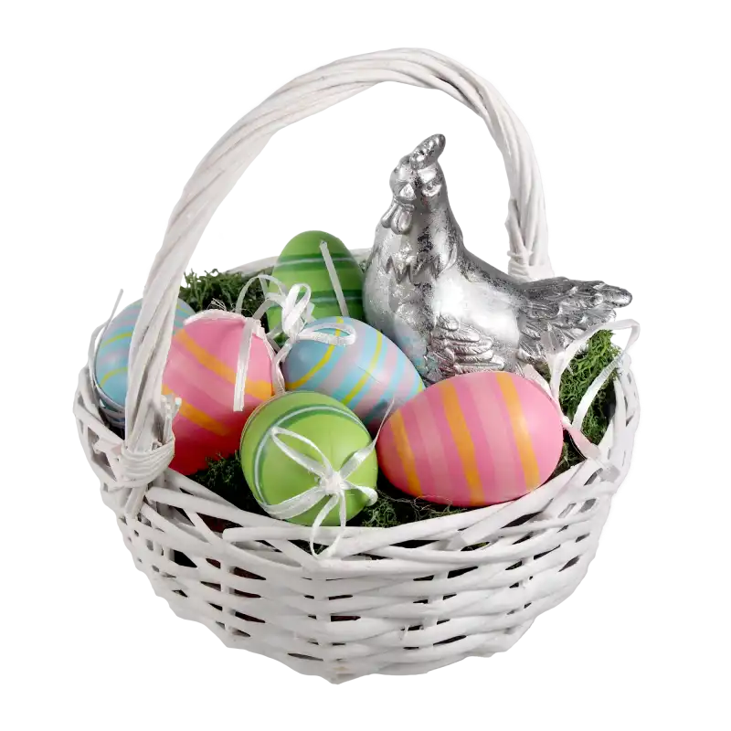 Aranżacja wielkanocna w białym koszu wiklinowym 21 cm. Wnętrze wypełnione mchem, kolorowymi pisankami oraz figurką kury, co stanowi inspirację na wiosenny stroik.