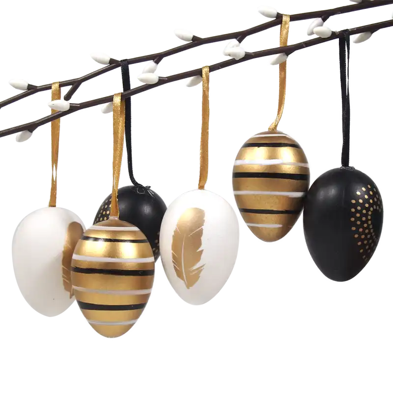 Zestaw sześciu pisanek glamour 6 cm w kolorach czerni i złota zawieszonych na gałązce bazi. Eleganckie wielkanocne jaja z motywem piór i pasków.