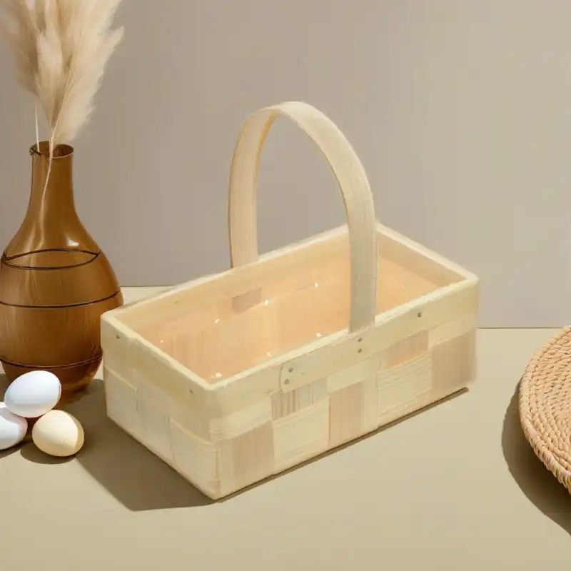 Naturalny koszyczek łubianka 21 cm z rączką, idealny jako osłonka na wiosenne kwiaty, baza do stroików wielkanocnych lub jako koszyk na święconkę dla dzieci.