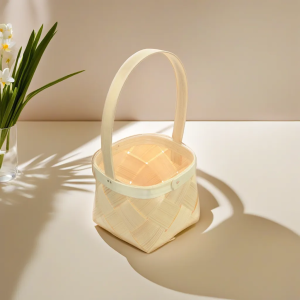 Naturalny koszyczek z łuby o wymiarach 12 cm x 12 cm x 9,5 cm z rączką. Lekka łubianka na święconkę lub stroiki wielkanocne.