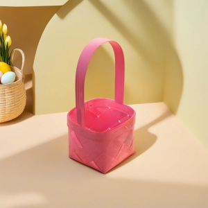 Różowy koszyczek z łuby 12 cm, idealny jako osłonka na kwiaty lub baza do stroików wielkanocnych. Naturalny koszyk z łubianki w estetycznej aranżacji z wiosennymi kwiatami w tle.