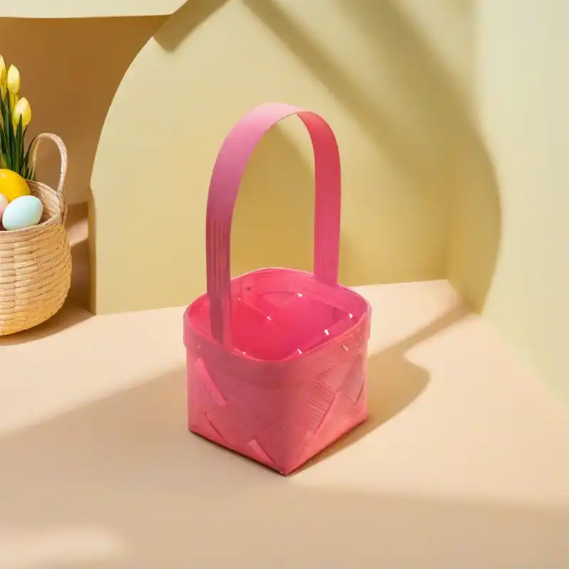 Różowy koszyczek z łuby 12 cm, idealny jako osłonka na kwiaty lub baza do stroików wielkanocnych. Naturalny koszyk z łubianki w estetycznej aranżacji z wiosennymi kwiatami w tle.